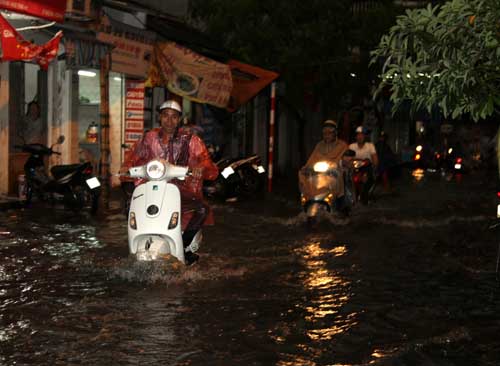 Hà Nội hỗn loạn sau dông lốc, 1 người chết, 3 bị thương ảnh 2